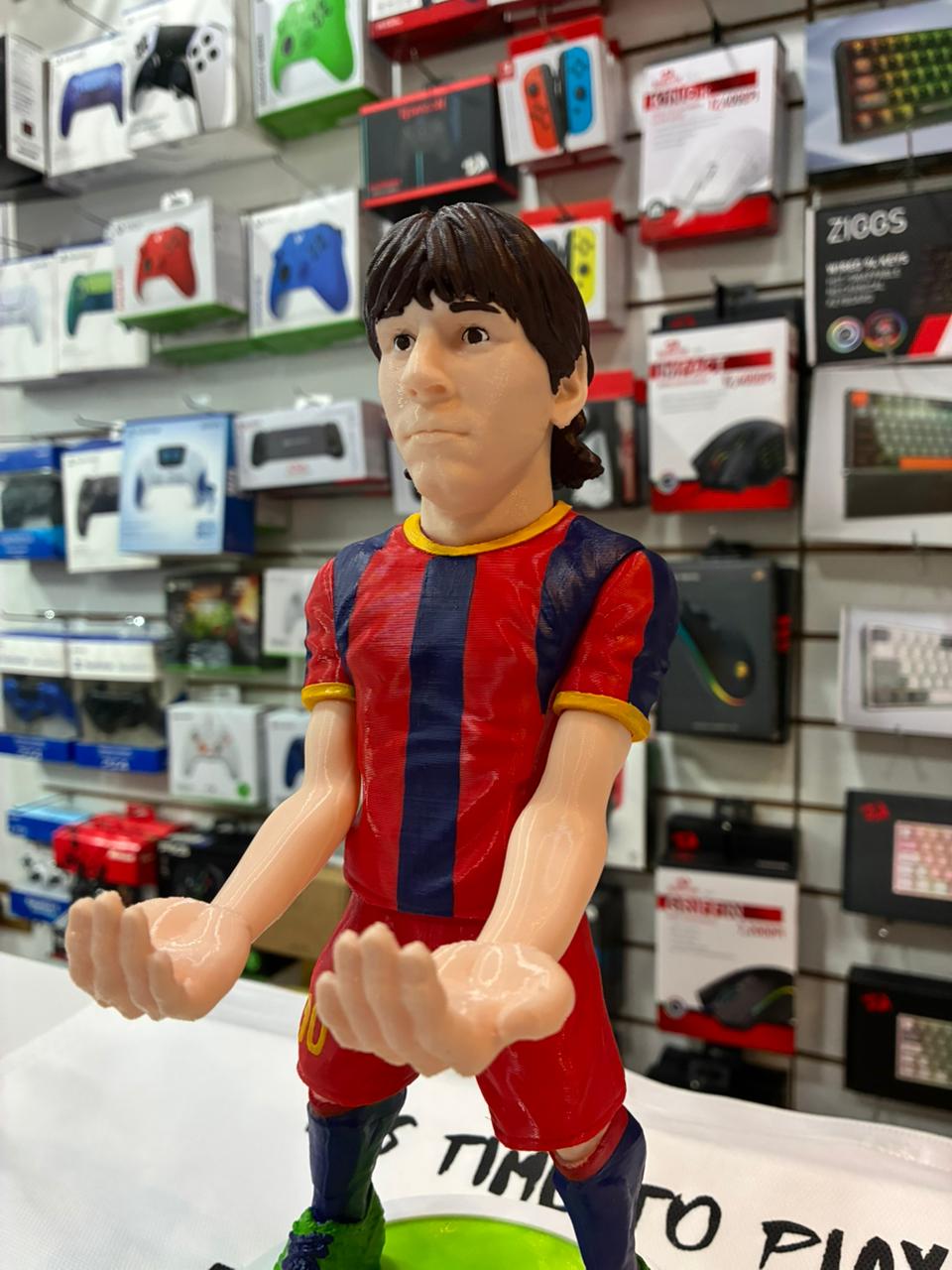 Soporte 3D para Joystick - Messi Joven 25cm - imagen 2