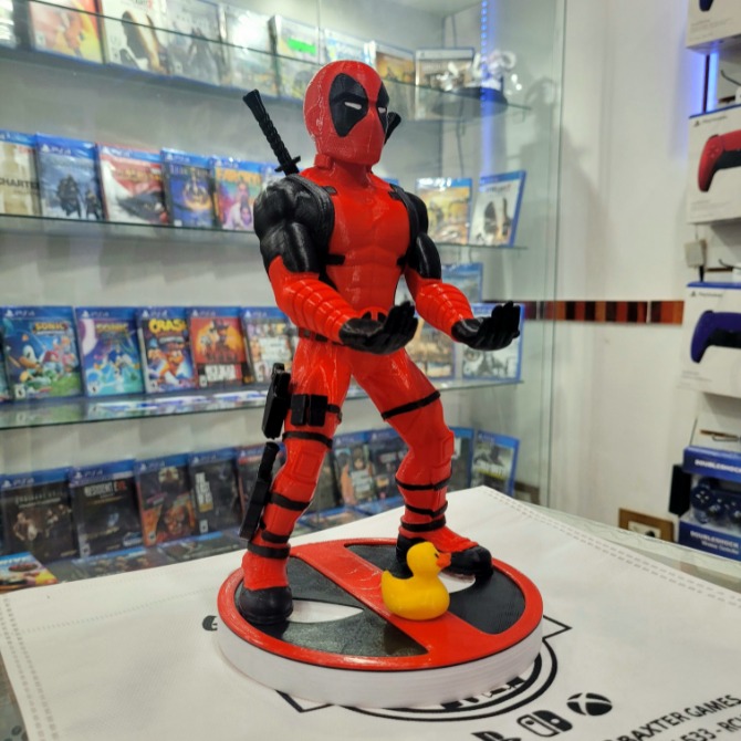 Soporte 3D para Joystick - Deadpool con Patito 25cm